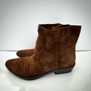 Nine West Genuine Brown Suede Leather. Size 7.5. Runs 1/2 size bigger.